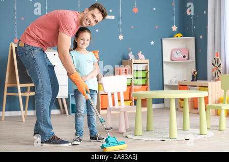 Kleines Mädchen und ihr Vater Reinigung Zimmer Stockfoto