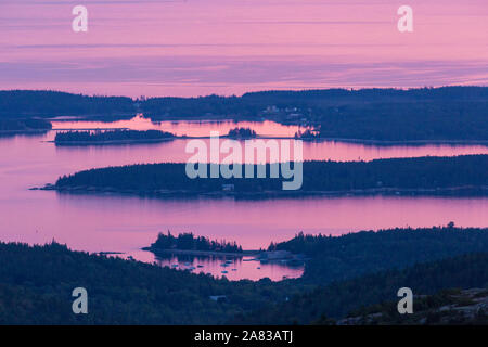 Eine Landschaft, die Aussicht vom Cadillac Mountain bei Sonnenuntergang in Acadia National Park in Maine. Stockfoto