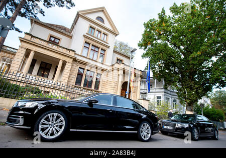 Hannover, Deutschland. 15 Okt, 2019. Mehrere Marke Audi Dienstwagen der Kabinettsmitglieder der Landesregierung von Niedersachsen sind vor dem Gästehaus der Landesregierung im Zooviertel geparkt. Landesregierung Niedersachsens ist vehement politisch für mehr Klimaschutz. Allerdings gibt es noch nicht viel Verkehr Trendwende bei den Dienstwagen der Minister zu sehen. (Dpa' Zehn Diesel- und einer e-Auto: Umweltschützer kritisieren Regierung') Credit: Hauke-Christian Dittrich/dpa/Alamy leben Nachrichten Stockfoto
