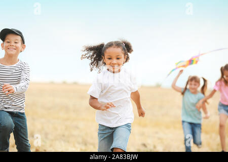 Kleine Kinder spielen im Feld Stockfoto