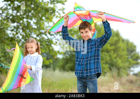 Kleine Kinder Drachen steigen im Freien Stockfoto