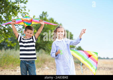 Kleine Kinder Drachen steigen im Freien Stockfoto