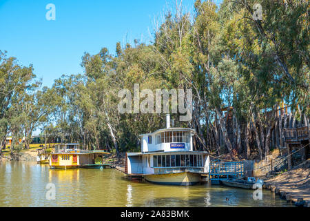 Echuca, Australien - Oktober 3, 2019: Antike Raddampfer Britannia am Murray River Stockfoto