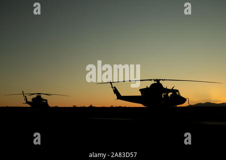 Royal Canadian Air Force CH-146 Griffons mit 408 Helicopter Squadron, RCAF 1 Kotflügel, aus Edmonton, Alberta, inszeniert auf der strategischen Expeditionary Landeplatz an der Marine Corps Air Ground Combat Center, Twentynine Palms, Kalifornien, November 3, 2019. Die 408 Hubschrauber Geschwader spielt die Rolle als der Widersacher in der Ausführung der MAGTF Warfighting Übung (Mwx) 1-20. MWX ist die größte unscripted, Kraft-auf-Kraft, Übung vom 2. Marine Division in mehreren Jahrzehnten durchgeführt. (U.S. Marine Corps Foto von Pfc. Patrick König) Stockfoto