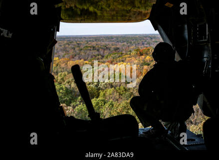 Gemeinsame zivile Ausrichtung Teilnehmer und Mitarbeiter eine Fahrt in der MV-22 Osprey bei Marine Pflanzen Base Quantico, Virginia, November 4, 2019. Die JCOC ist der Abteilung für die Verteidigung von ältesten und prestigeträchtigsten Öffentliche liaison Programms. Im Jahre 1948 gegründet, ist sie die einzige Verteidigungsminister - geförderte Beratungsprogramm, das amerikanische Unternehmen und Führungskräfte eine voll immersive Erfahrung mit ihrer militärischen zu haben. Das Marine Corps Teil der JCOC besteht aus einer Tour der MCB Quantico und seine verschiedenen Einrichtungen, wobei Marine Corps Geschichte, Leader, taktischen Inhalte und kulturellen Auswirkungen auf einen Stockfoto