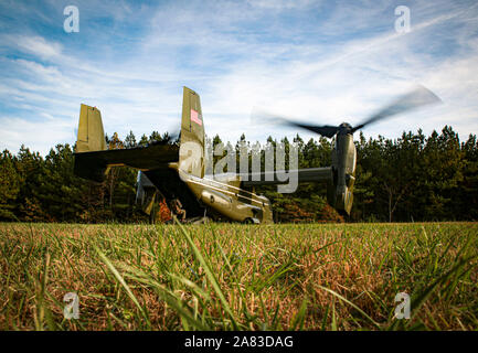 Gemeinsame zivile Ausrichtung Teilnehmer und Mitarbeiter eine Fahrt in der MV-22 Osprey bei Marine Pflanzen Base Quantico, Virginia, November 4, 2019. Die JCOC ist der Abteilung für die Verteidigung von ältesten und prestigeträchtigsten Öffentliche liaison Programms. Im Jahre 1948 gegründet, ist sie die einzige Verteidigungsminister - geförderte Beratungsprogramm, das amerikanische Unternehmen und Führungskräfte eine voll immersive Erfahrung mit ihrer militärischen zu haben. Das Marine Corps Teil der JCOC besteht aus einer Tour der MCB Quantico und seine verschiedenen Einrichtungen, wobei Marine Corps Geschichte, Leader, taktischen Inhalte und kulturellen Auswirkungen auf einen Stockfoto