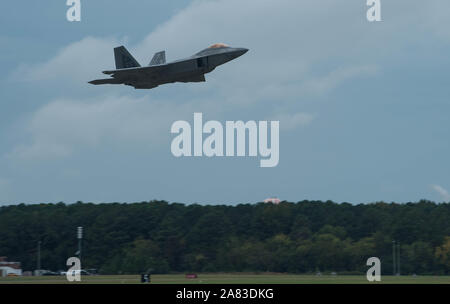 Ein US Air Force F-22 Raptor nimmt sie an Joint Base Langley-Eustis, Virginia, Okt. 31, 2019. Die F-22 wurde in Widersacher air Training mit T-38 eine Talons beteiligt. (U.S. Air Force Foto von Airman 1st Class Sarah Dowe) Stockfoto