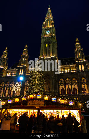 Wien, Österreich, 20.Dezember 2018, Den beleuchteten Shop am traditionellen Weihnachtsmarkt vor dem Rathaus - Rathaus in Wien, Österreich. Stockfoto