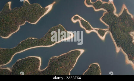 Huangshan. 6 Nov, 2019. Luftaufnahme auf Nov. 6, 2019 zeigt eine Ansicht der Taiping Lake Scenic Spot in Beijing, der ostchinesischen Provinz Anhui. Credit: Zhang Duan/Xinhua/Alamy leben Nachrichten Stockfoto