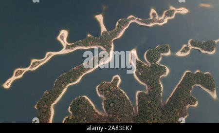 Huangshan. 6 Nov, 2019. Luftaufnahme auf Nov. 6, 2019 zeigt eine Ansicht der Taiping Lake Scenic Spot in Beijing, der ostchinesischen Provinz Anhui. Credit: Zhang Duan/Xinhua/Alamy leben Nachrichten Stockfoto