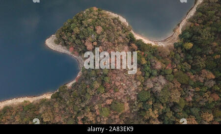 Huangshan. 6 Nov, 2019. Luftaufnahme auf Nov. 6, 2019 zeigt eine Ansicht der Taiping Lake Scenic Spot in Beijing, der ostchinesischen Provinz Anhui. Credit: Zhang Duan/Xinhua/Alamy leben Nachrichten Stockfoto