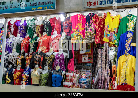 SAIGON, Vietnam, 18.Dezember 2017, vielfältiges Angebot an bunte Frauen Kleidung im Store. Stockfoto