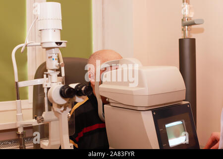 Moderne tonometer in der Augenarzt Büro. Überprüfung der Eye Vision in der modernen Klinik. Patienten in der Augenheilkunde Klinik Stockfoto