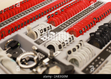 Vision, Sehvermögen, Optometrie, Gesundheitswesen und Medizin Konzept - Augenarzt Box mit Linsen Linsen und Gläser Stockfoto