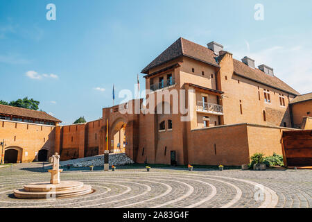 Esztergom, Ungarn - 26. Juni 2019: Königliches Schloss von Esztergom. Stockfoto