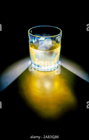 Glas Whiskey auf den Felsen Stockfoto