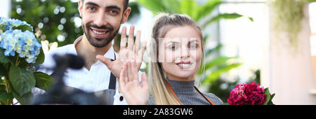 Florist Vlogger Holding blühende Hortensien im Topf Stockfoto