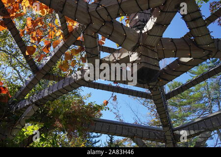 Boothbay, ME/USA - Oktober 19, 2019: Pavillon aus Holz Beiträge mit Weihnachtsbeleuchtung dekoriert und in den Reben Stockfoto