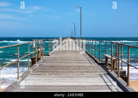 Der Port Noarlunga Bootsanleger mit rauer See in Adelaide, South Australia, das am 6. November 2019 Stockfoto