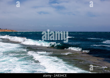 Der Port Noarlunga Riff in rauher See von der Anlegestelle in Adelaide, South Australia suchen, das am 6. November 2019 Stockfoto