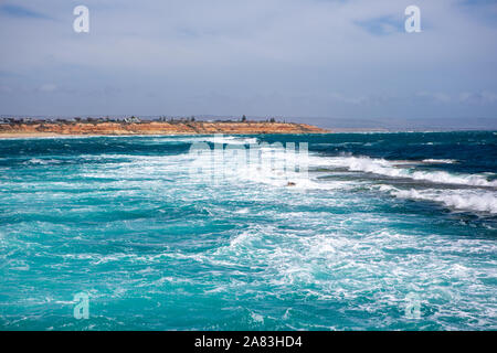 Der Port Noarlunga Riff in rauher See von der Anlegestelle in Adelaide, South Australia suchen, das am 6. November 2019 Stockfoto