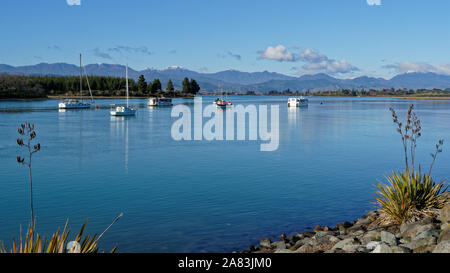 Der Blick über die Bucht in Richtung Rabbit Island von Mapua, Tasman, Neuseeland. Stockfoto