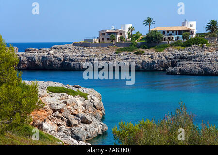 Häuser an der felsigen Küste, Cala Marcal Bay, Porto Colom, Mallorca, Balearen, Spanien Stockfoto