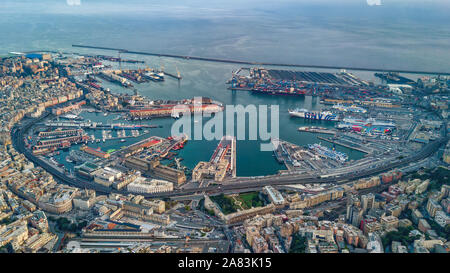 Antenne drone Schuß Blick auf Genua Hafen in Italien Stockfoto