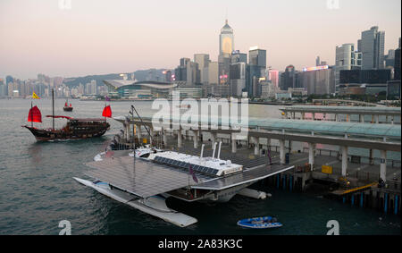 Das RENNEN FÜR WASSER Katamaran, das erste 100% autark Solar Schiff um die Welt zu segeln, Hongkong, China. Stockfoto