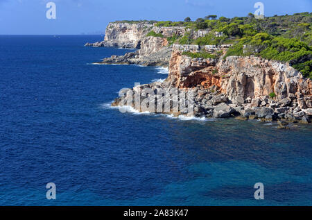 Felsige Küstenlinie von Cala S'Almonia, Cala Llombards, Santanyi, Mallorca, Balearen, Spanien Stockfoto