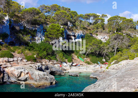 Winzige baden Bach an der felsigen Küste, Cala S'Almonia, Cala Llombards, Santanyi, Mallorca, Balearen, Spanien Stockfoto