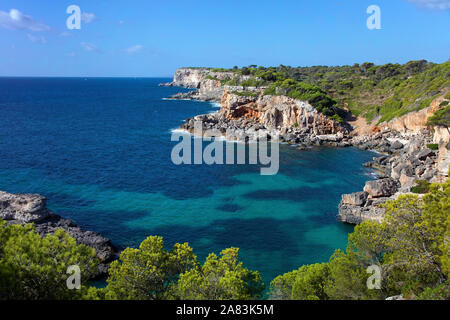 Felsige Küstenlinie von Cala S'Almonia, Cala Llombards, Santanyi, Mallorca, Balearen, Spanien Stockfoto