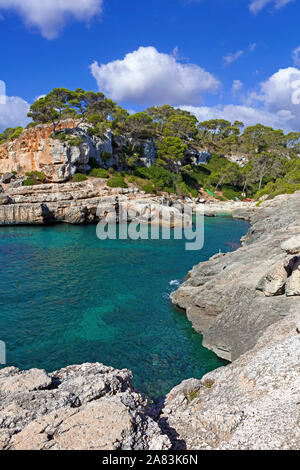 Winzige baden Bach an der felsigen Küste, Cala S'Almonia, Cala Llombards, Santanyi, Mallorca, Balearen, Spanien Stockfoto