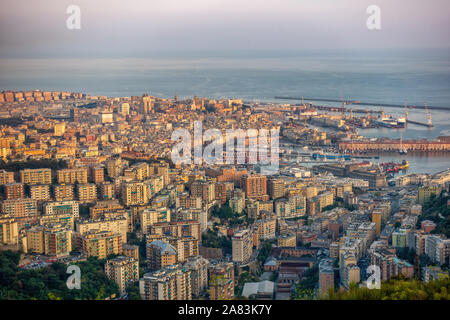 Antenne drone Schuß Blick auf Genua Hafen in Italien Stockfoto