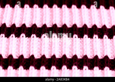 Gestreifte pullover Textur hautnah. Background rosa Farbe getönt Stockfoto