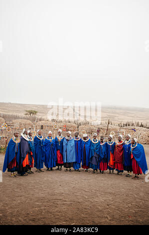 JUN 24, 2011 Serengeti, Tansania - Gruppe der Afrikanischen Masai oder Masai Stamm Frau in Blau Tuch tragen Kopfschmuck und Stein Perlen Schmuck. Ethnische Grou Stockfoto