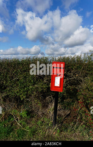 Die britische Royal Mail roten Briefkasten in einen Feldweg. Stockfoto