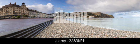 Blick auf die North Shore Promenade in Llandudno an der Küste von Nordwales Stockfoto