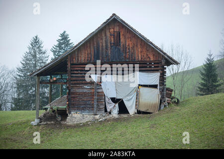 Alte hölzerne Stallungen mit Brocken Wände in Schweizer Zentrale Stockfoto