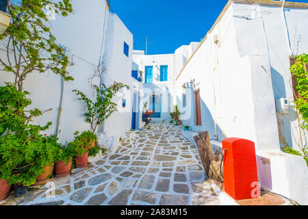 Alte traditionelle weiße Häuser auf der Straße Stockfoto