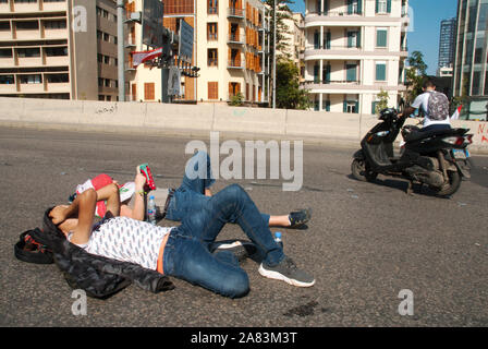 Die Straßensperrungen Bild zeigt Straßen auf der Autobahn von Beirut. Junge hinlegen und Straßen herunterfahren Libanon Stockfoto