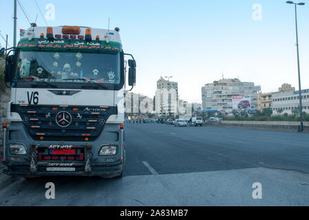 Die Straßensperrungen Bild zeigt Straßen auf der Autobahn von Jounieh. verbrannten Reifen und Straßen herunterfahren Libanon Stockfoto