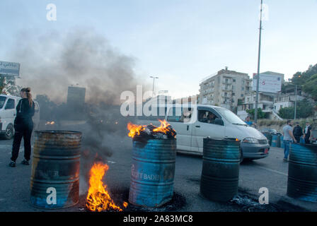 Die Straßensperrungen Bild zeigt Straßen auf der Autobahn von Jounieh. verbrannten Reifen und Straßen herunterfahren Libanon Stockfoto