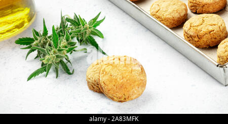 Cannabis butter Cookies mit Marihuana Knospen und cannaoil, hausgemachte gesunde Kekse, Nahaufnahme Panorama mit einem Platz für Text Stockfoto