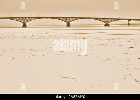 Die Brücke am Abend zwischen die Städte Saratov und Engels, Russland. Toning. Stockfoto