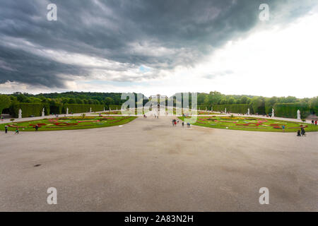 Schloss Schönbrunn Schloss Park und Glorietta Pavillon im Hintergrund, Wien, Österreich Stockfoto