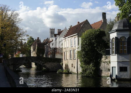 Die rozenhoedkaai Canal in Brügge mit dem klassischen mittelalterlichen Gebäuden und Belfried von Brügge. Stockfoto