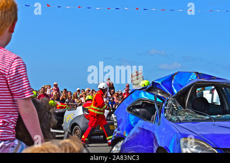 Porthcawl RNLI RescueFest, eine jährliche Veranstaltung übersicht Arbeit & Demonstrationen aller Rettungsdienste. Feuerwehr bei Autounfall Szene. Stockfoto