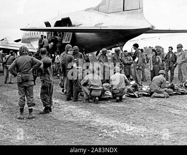 Verwundete Marines werden an Bord Ebene am Yontap Landebahn, die ergriffen wurde durch die US-Streitkräfte am ersten Tag des Angriffs auf Okinawa geliefert Stockfoto