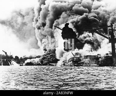 Die USSArizona (BB 39) Brennen nach dem japanischen Angriff auf Pearl Harbor, 7. Dezember 1941 Stockfoto